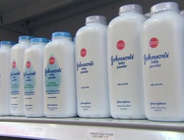 Σκάνδαλο μεγατόνων: Καρκινογόνο το ταλκ για μωρά της Johnson & Johnson! Το γνώριζαν εδώ και… 47 χρόνια